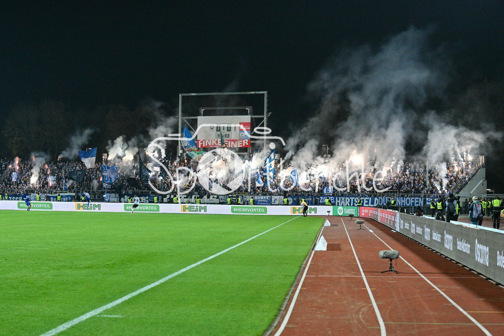 SSV Ulm 1846 Fussball - FC Schalke 04 | Die Gaestefans zuenden zu Beginn der zweiten Halbzeit Pyrotechnik / Bengalo / Feuer / Pyro / Ultras / 2. Bundesliga: SSV Ulm 1846 Fussball - FC Schalke 04, Donaustadion am 01.11.2024
