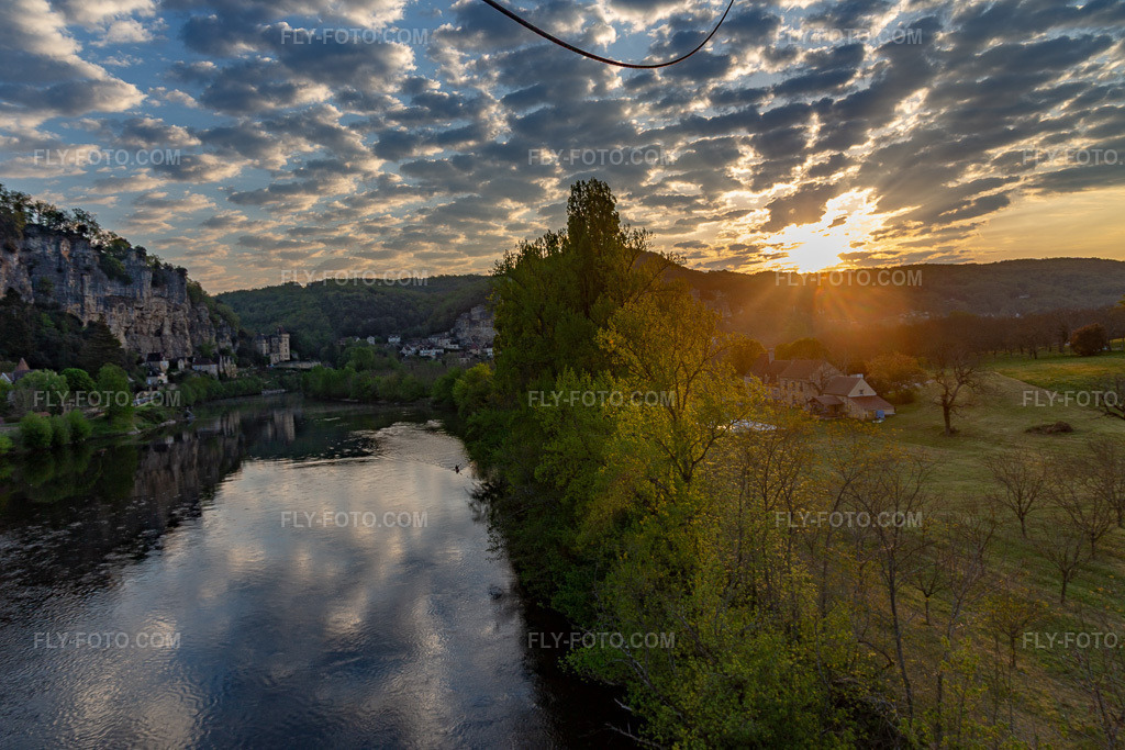 Aerial view: Chateau de la Malartrie at sunrise over the Dordogne in La Roque-Gageac in the state Dordogne, France. – Photo: IMG_113673.jpg taken on 04/20/2019 by Werner Riehm/FLY-FOTO.com – Resolution of the original: 5472 x 3648 px