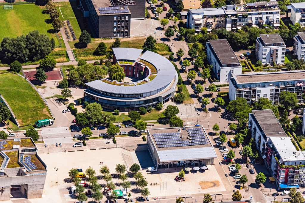 dr__dsc4323.jpg | FREIBURG IM BREISGAU 20.06.2018 Schulgelände und Gebäudekomplex der Montessori Schule Clara Grunwald in Freiburg im Breisgau im Bundesland Baden-Württemberg, Deutschland. // School grounds and buildings of the Montessori Schule Clara Grunwald in Freiburg im Breisgau in the state Baden-Wurttemberg, Germany. Foto: Daniel Reiter