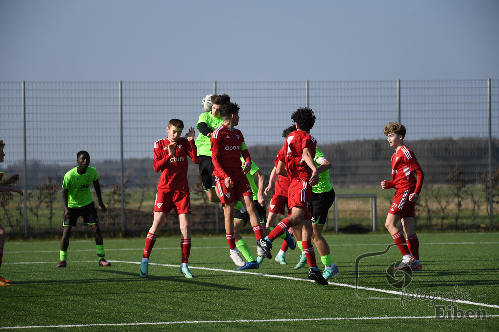 JFV Edewecht-TSV Bemerode U15 | C-Jugend Niedersachsenliga; JFV Edewecht (grün)-TSV Bemerode U15 (rot) am 09.03.2024; in Edewecht (Sportpark Göhlenweg), Photo: Philip Eiben 2024 - Realisiert mit Pictrs.com