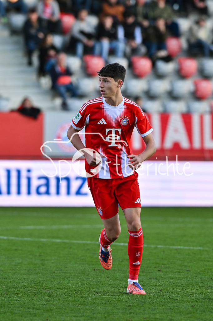 FC Bayern München U19 - Sporting Lissabon U19 | MUNICH, GERMANY - 09. DECEMBER: im Bild Filip PAVIC (FC Bayern München U19 12) / Einzelfoto / Freisteller während dem Match zwischen der U19 des FC Bayern München und der U19 von Sporting Lissabon am 6. Spieltag der UEFA Youth League Ligaphase am FC Bayern Campus