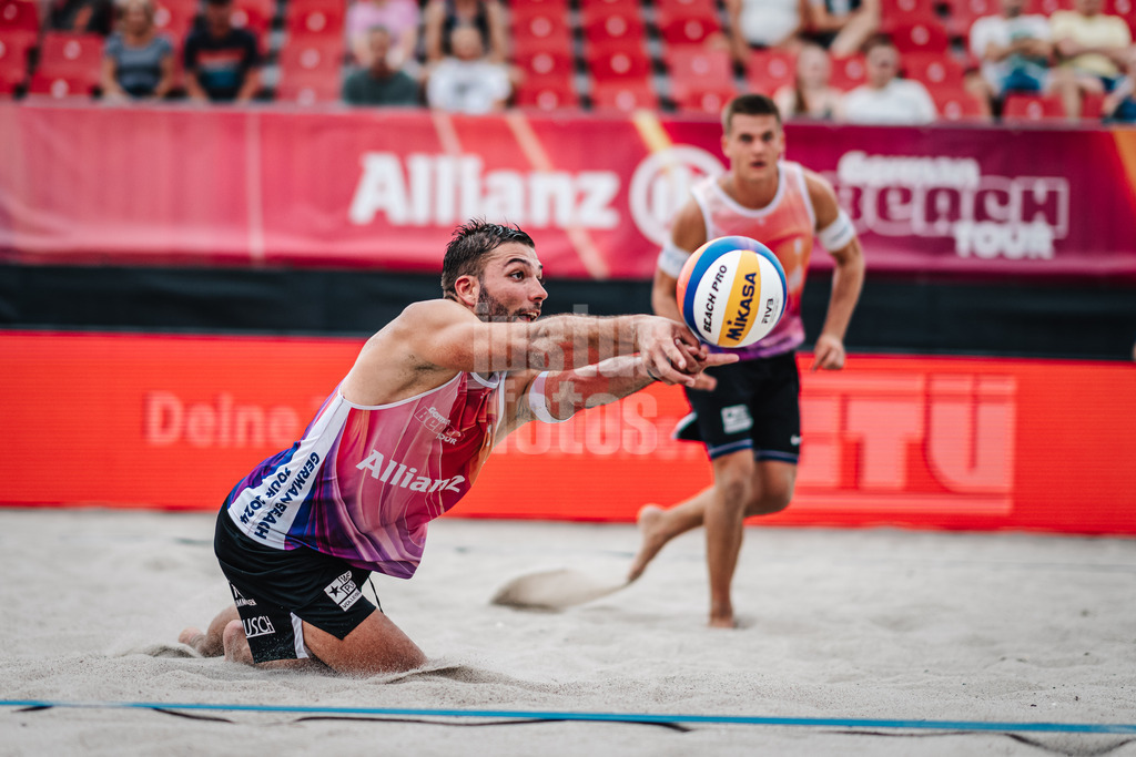 Beachvolleyball | Männer | Allianz German Beach Tour 2024 | Tourstop Kühlungsborn 2 | 15.08.2024 | Nico Wegner springt zum Ball