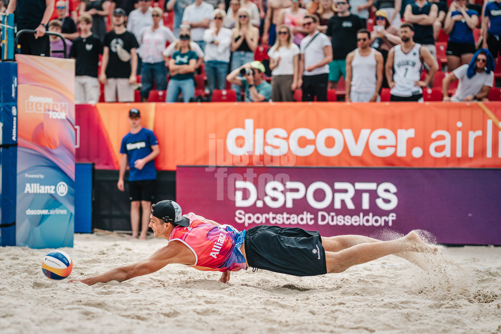 Beachvolleyball | Männer | German Beach Tour 2024 | Tourstop Düsseldorf | 10.05.2024 | Sven Winter macht sich lang für den Ball