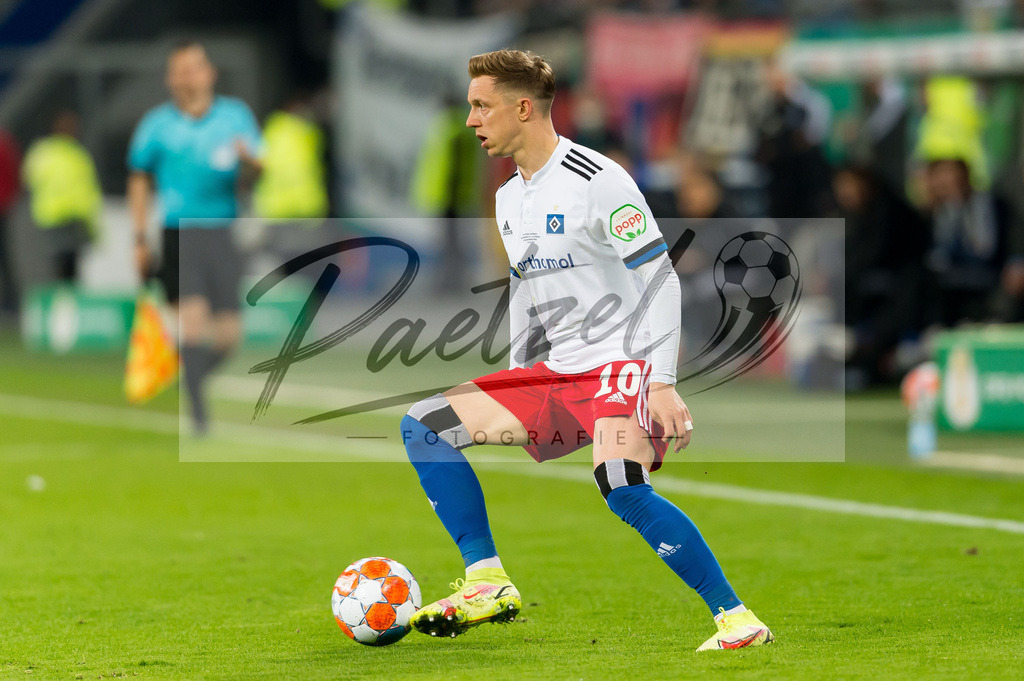 HSVSCF20220419_346 | Fussball, Herren: Sonny Kittel (Hamburger SV) in Aktion, am Ball, Einzelaktion beim DFB-Pokal-Halbfinalspiel zwischen Hamburger SV und SC Freiburg im Volksparkstadion am 19.04.2022 in Hamburg, Deutschland.DFB / DFL REGULATIONS PROHIBIT ANY USE OF PHOTOGRAPHS AS IMAGE SEQUENCES AND/OR QUASI-VIDEO. - Realisiert mit Pictrs.com