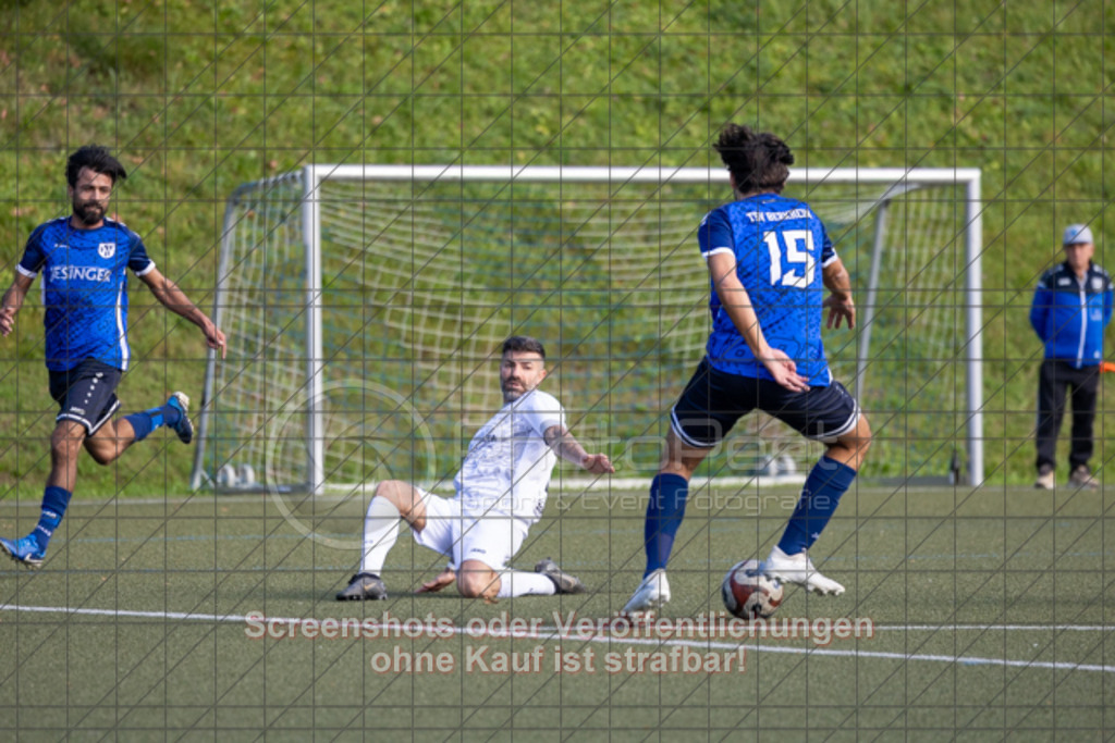 20250928_163011_0233 | #,TSG Salach (weiß) vs. TSV Berkheim (blau), Fußball, Bezirksliga - Bezirk Neckar/Fils, 06. Spieltag, Saison 2025/2026, Kunstrasensportplatz, Staufenecker Straße, 73084 Salach, 28.09.2025 - 15:00 Uhr,Foto: PhotoPeet-Sportfotografie/Peter Harich
