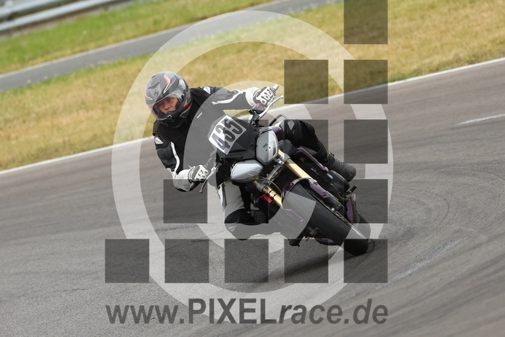 0435-20250616_02407 | Schöne Erinnerungen an spannende Momente - das festzuhalten ist unser Job. PIXELrace.de ist seit 2003 auf den Rennstrecken Europas unterwegs um die Action draußen beim Fahren und die wunderbare Stimmung imm Fahrerlager für euch einzufangen.