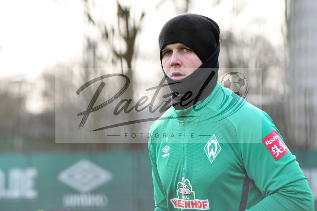 20200212_TRASVW_0006 | Fussball, Herren: Niclas Fuellkrug (Werder Bremen) schaut waehrend der Trainingseinheit des SV Werder Bremen auf dem wohninvest Weserstadion Trainingsplatz am 12.02.2020 in Bremen, Deutschland. - Realisiert mit Pictrs.com