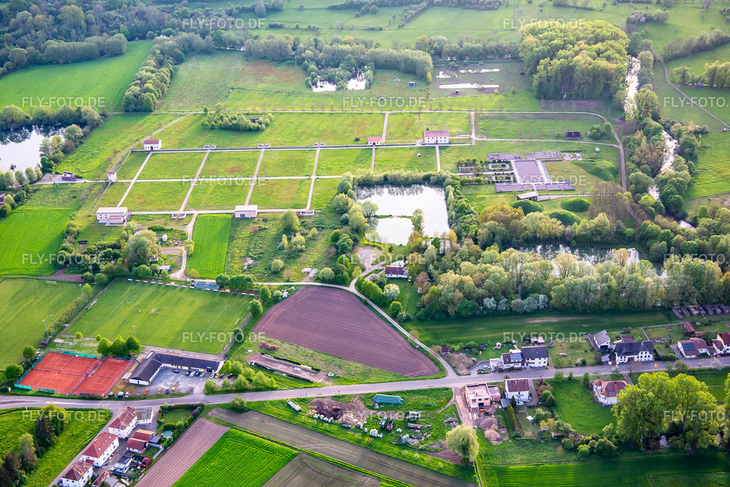 Europäischer Kulturpark Bliesbruck-Reinheim Informationszentrum mit Römische Taverne , Gallo-römische Villa von Reinheim und Keltscher Farm http://www.europaeischer-kulturpark.de/ | Luftbild: Europäischer Kulturpark Bliesbruck-Reinheim Informationszentrum mit Römische Taverne , Gallo-römische Villa von Reinheim und Keltscher Farm http://www.europaeischer-kulturpark.de/ im Ortsteil Reinheim in Gersheim im Bundesland Saarland in Deutschland. Foto: IMG_140464.jpg vom 30.04.2024 durch ©2025 Werner Riehm fly-foto.de/copyright - Realisiert mit Pictrs.com