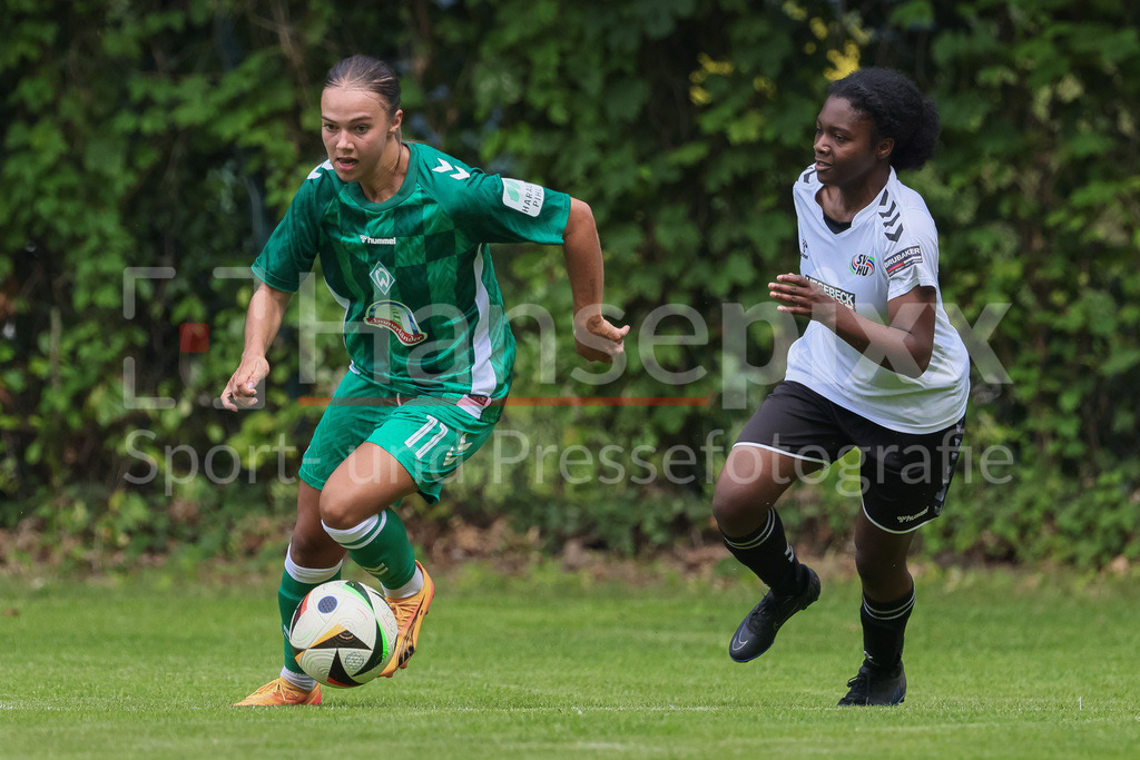 Fussball, Testspiel Frauen, SV Henstedt-Ulzburg - SV Werder Bremen | v.li.: Maja Sternad (SV Werder Bremen, 11) und Dissy Jeanne Ragouena (SV Henstedt-Ulzburg, 14) im Zweikampf, Duell, Dynamik, Aktion, Action, Spielszene