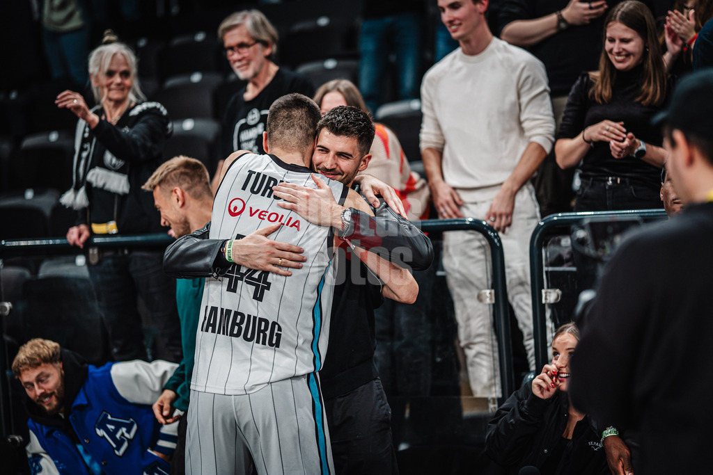 Basketball | Männer | Saison 2024/2025 | easyCredit Basketball Bundesliga | 4. Spieltag | Veolia Towers Hamburg vs. EWE Baskets Oldenburg | 06.10.2024 | v.l. Benedikt Turudic (#44, Veolia Towers Hamburg) und Nikola Vasilj (FC. St Pauli) Fußball