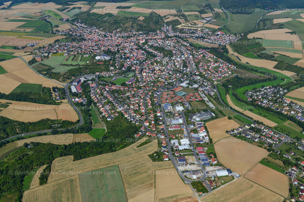 3650088 | RIMPAR 31.08.2016 Stadtansicht vom Stadtrand angrenzend an landwirtschaftliche Feldern  in Rimpar im Bundesland Bayern, Deutschland // City view from the outskirts with adjacent agricultural fields  in Rimpar in the state Bavaria, Germany Foto: Gerhard Launer