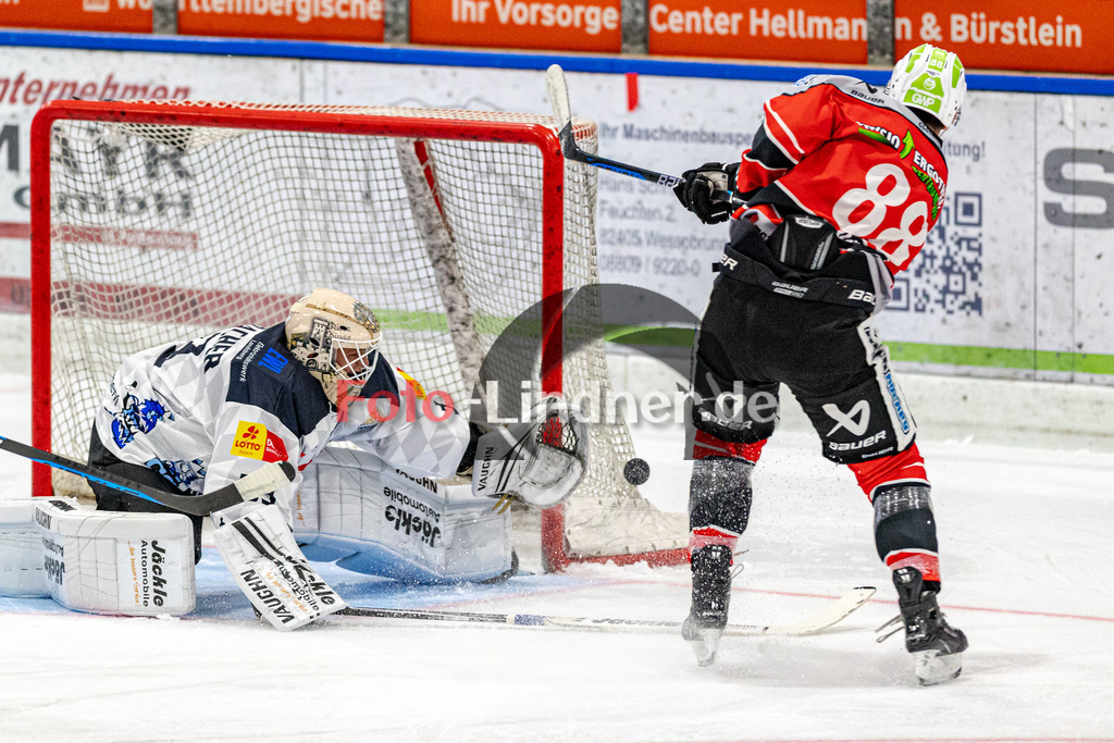 TSV Peißenberg Miners vs HC Landsberg Riverkings | Eishockey Bayernliga 2023/2024, TSV Peißenberg Miners vs HC Landsberg Riverkings,
Schuss von Zackary BROSS (Miners 88),
2023-10-22 in Peißenberg (Eisstadion)
33 Michael GÜßBACHER (HCL Goali 33), 88 Zackary BROSS (Miners 88)
Copyright: WolfgangxLindner foto-lindner.de