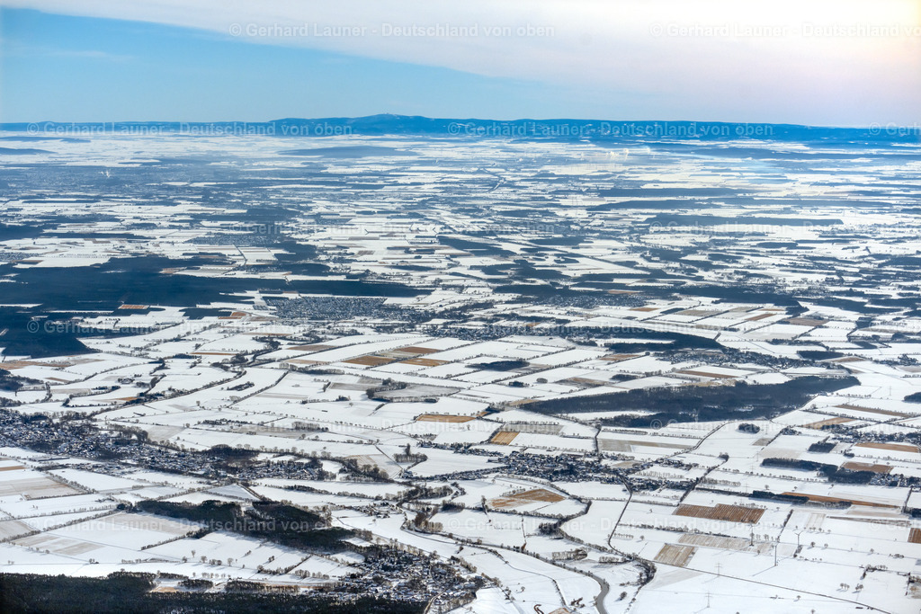 4044878 | HOYERSHAUSEN 14.02.2021 Winterlich schneebedeckte Strukturen auf landwirtschaftlichen Feldern in Hoyershausen im Bundesland Niedersachsen, Deutschland. // Wintry snowy structures on agricultural fields in Hoyershausen in the state Lower Saxony, Germany. Foto: Gerhard Launer