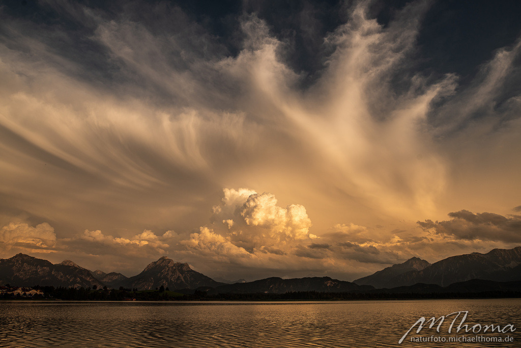 Spannende Wolken am Hopfensee | Dies ist der Online-Shop von naturfoto.michaelthoma.de. Ich bin leidenschaftlicher Naturfotograf und fotografiere von der Andromedagalaxie bis zum Zwergtaucher, von der Ameise bis zum Orionnebel alles was mit Natur zu tun hat. Hier kann eine Auswahl meine - Realisiert mit Pictrs.com