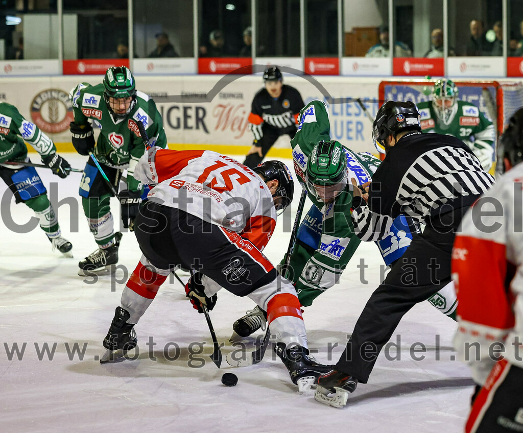 2024-01-12_056_TSV_Erding_gegen_EV_Dingolfing | Erding, Deutschland, 12.01.2024:
Eishockey, Bayernliga Vorrunde 2023 / 2024, 24. Spieltag, TSV Erding gegen EV Dingolfing, Endergebnis: 10:2

Lukas Krämmer (EV Dingolfing, #15), Maximilian Forster (Erding Gladiators, #81)

Foto: Christian Riedel / fotografie-riedel.net