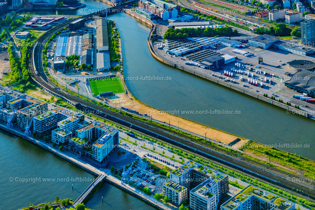Hamburg_Oberhafen_Hafencity_ELS_8629160625 | HAMBURG 16.06.2025 Stadtansicht des Innenstadtbereiches der Hafencity am Ufer der Elbe an der Oberhafentunnel, Versmannstraße in Hamburg, Deutschland. Weiterführende Informationen bei: HafenCity Hamburg GmbH. // City view on down town der Hafencity on Ufer of Elbe on street Oberhafentunnel, Versmannstrasse in Hamburg, Germany. Further information at: HafenCity Hamburg GmbH. Foto: Martin Elsen