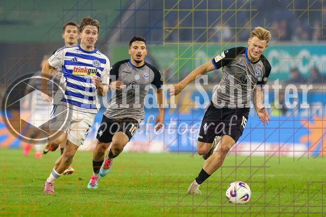 MSV Duisburg vs SV Waldhof Mannheim - 3. Liga | Duisburg, Deutschland, 07.11.25:   Patrick Sussek (MSV Duisburg) und Malte Karbstein (SV Waldhof Mannheim) im Kampf um den Ball waehrend des Spiels der 3. Liga MSV Duisburg vs SV Waldhof Mannheim in der schauinsland-reisen-arena(Foto von Brauer-Fotoagentur / Adrian Schlueter)