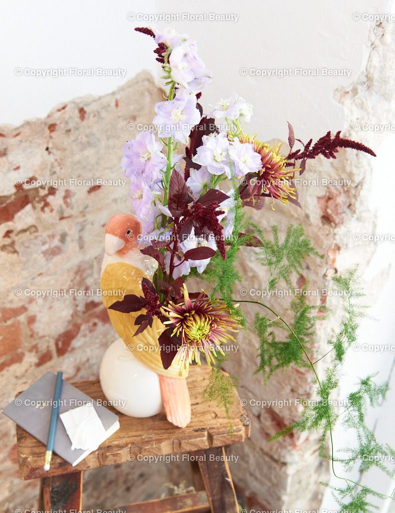 Dahlien mit Amaranth und Rittersporn vor Mauer | Strauß aus Dahlien mit Amaranth und Rittersporn vor abgebröckeltem Putz in Papageienvase, sehr schönes Postkartenmotiv - Realisiert mit Pictrs.com