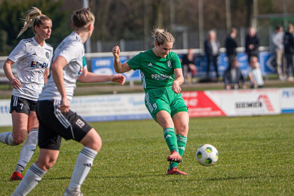 Fußball I Frauen I Saison 2025-2026 I Oberliga Niedersachsen I 15. Spieltag I TuS Lutten - FC Jesteburg-Bendestorf I 6561 | jns.sportfotos - Realisiert mit Pictrs.com