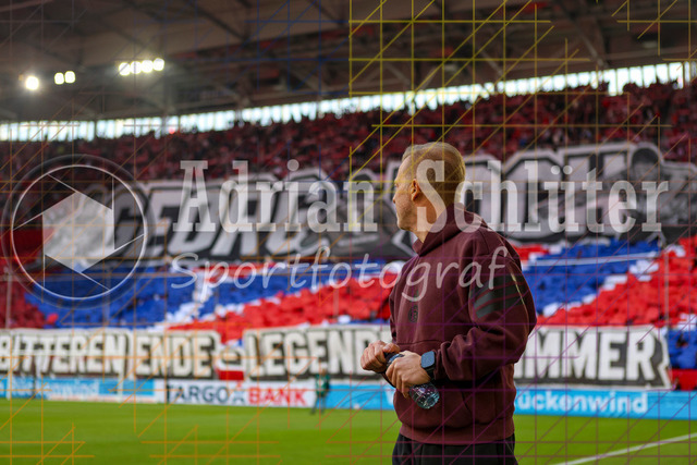 22.03.2026, GER, Fussball, Herren, 2. BL, Saison 2025/2026, Fortuna Düsseldorf - Hertha BSC Berlin | Trainer Markus Anfang schaut auf die Choreo zu ehren von Georg Koch
