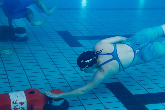 DLRG, Wettkampf, Rettungssport, Landesverbandsmeisterschaften 2026 13.06.2026 | Bedburg, Deutschland - June, 13: Fleischhauer, Johanna aus dem Verein DLRG Moenchengladbach im Lauf Nr. 49 der Landesverbandsmeisterschaften 2026 im MonteMare Bedburg. In dem Lauf Nr. 49 traten die Teilnehmenden in der Disziplin 200 m Super Lifesaver gegeneinander an. (Foto: Benedikt Lang (DLRG) - Realisiert mit Pictrs.com