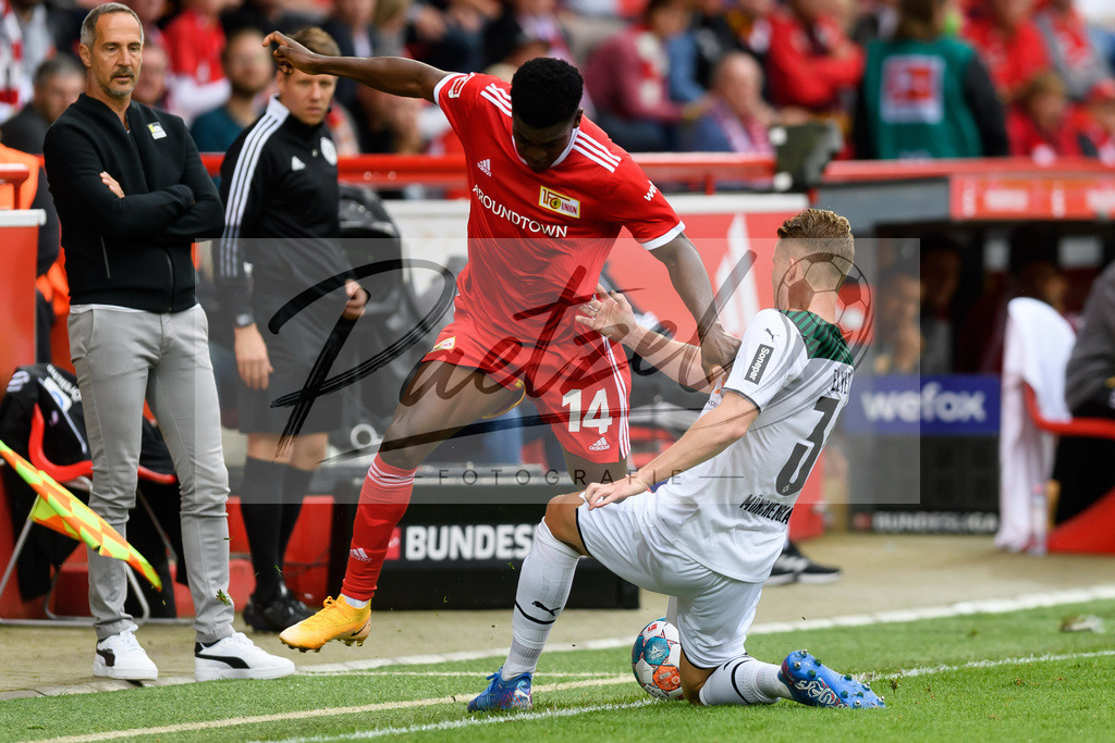 FCUBMG20210829_168 | Fussball, Herren: Taiwo Awoniyi (1.FC Union Berlin) und Nico Elvedi (Borussia Moenchengladbach) im Zweikampf beim Spiel der 1. Bundesliga zwischen 1. FC Union Berlin und Borussia Moenchengladbach im Stadion An der Alten Foersterei am 29.08.2021 in Berlin, Deutschland. - Realisiert mit Pictrs.com