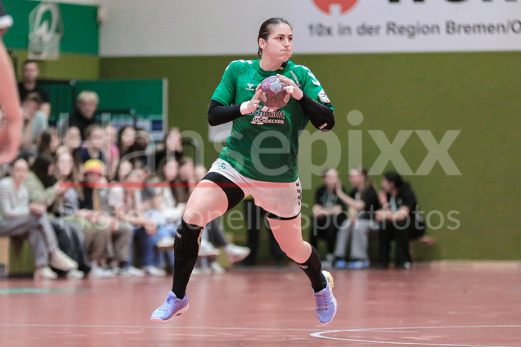 Handball, 2. Bundesliga Frauen, SV Werder Bremen - TSV Nord Harrislee | v.li.: Anna Lena Bergmann (SV Werder Bremen, 25) am Ball, Spielszene, Aktion, Action