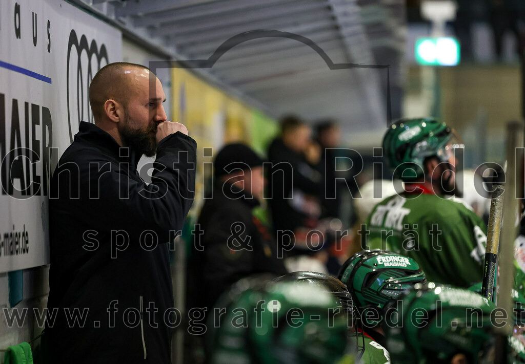2023-12-17_084_TSV_Erding_gegen_ESC_Kempten | Erding, Deutschland, 17.12.2023:
Eishockey, Bayernliga Vorrunde 2023 / 2024, 18. Spieltag, TSV Erding gegen ESC Kempten, Endergebnis: 5:1

Teamchef Felix Schütz (Erding Gladiators)

Foto: Christian Riedel / fotografie-riedel.net