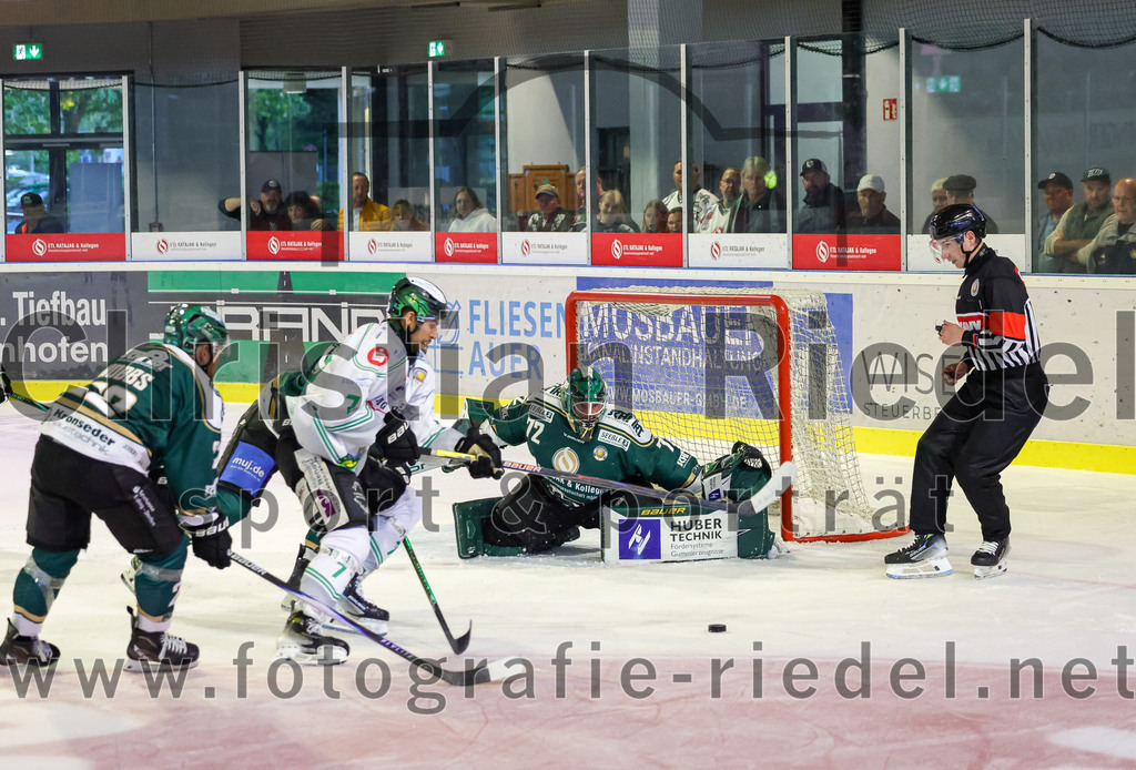 2025-09-21_075_TSV_Erding_gegen_Hoechstadter_Alligators | Erding, Deutschland, 21.09.2025:Eishockey, Oberliga Süd 2025 / 2026, 2. Spieltag, TSV Erding gegen Höchstadter Alligators, Endergebnis: 3:4Tyler Gron (Höchstadt Alligators, #7), Torwart David Zabolotny (Erding Gladiators, #72)Foto: Christian Riedel / fotografie-riedel.net