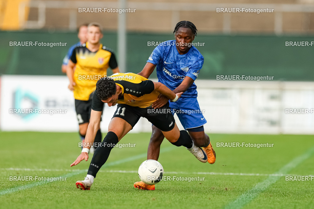 SB_KFCBAU_20250815_3999.JPG -  - KFC Uerdingen - SF Baumberg - Oberliga Niederrhein | Krefeld, Deutschland, 15.08.25: Batuhan Özden (KFC Uerdingen) und Al-Hassan Turay (SF Baumberg) im Kampf um den Ball während des Oberliga Niederrhein Spiels zwischen KFC Uerdingen - SF Baumberg in der Grotenburg Stadion am 15. August 2025 in Krefeld, Deutschland. (Foto von Stefan Brauer/Brauer-Fotoagentur)