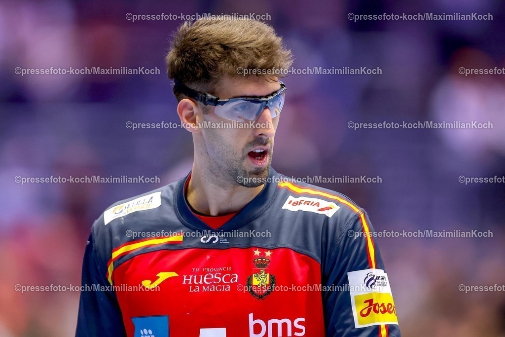 EHF15012601030 | 15.01.2026, Handball, Men's EHF EURO 2026, Spanien - Serbien, Jyske Bank Boxen in Herning, Dänemark, Preliminary Round:  Antonio Serradilla Cuenca (Espania #05) Brille Sportbrille