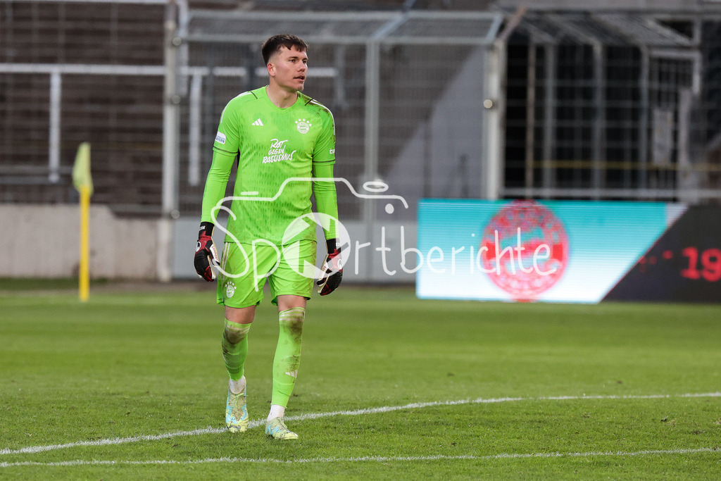 FC Bayern Amateure - TSV Buchbach | kommt zu seinem Einsatz nach der roten Karte fuer Tom Ritzy HUELSMANN (FCB #1) / Manuel KAINZ (FCB #23) / Freisteller / Einzelfoto