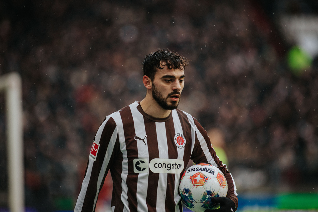 IMG_3835 | Der offizielle Shop für FC St. Pauli Fotos. Wähle aus Spielszenen & Fanmomenten dein FCSP Wunschformat. Wir liefern Millerntor-Atmosphäre.