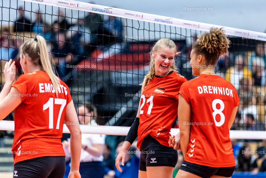 2022-00063349-Testspiel-Deutschland-Brasilien | Freude Camilla WEITZEL #21 (Mittelblock) GER mit Kimberly DREWNIOK #8 (Diagonal) GER, 17.09.2022; Berlin Foto: Gerold Rebsch - www.beachpics.de
