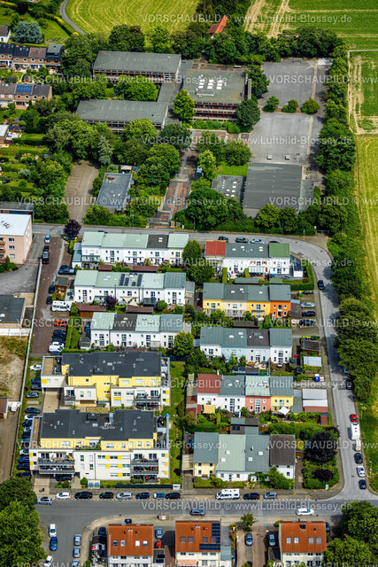 Duisburg240703496-Sued | Luftbild, Duisburg-Süd, Einfamilien-Reihenhäuser, Straße Vorm Grindbruch, farbige Hausfassaden, hinten die Christian-Zeller-Schule, Großenbaum, Duisburg, Ruhrgebiet, Nordrhein-Westfalen, Deutschland
