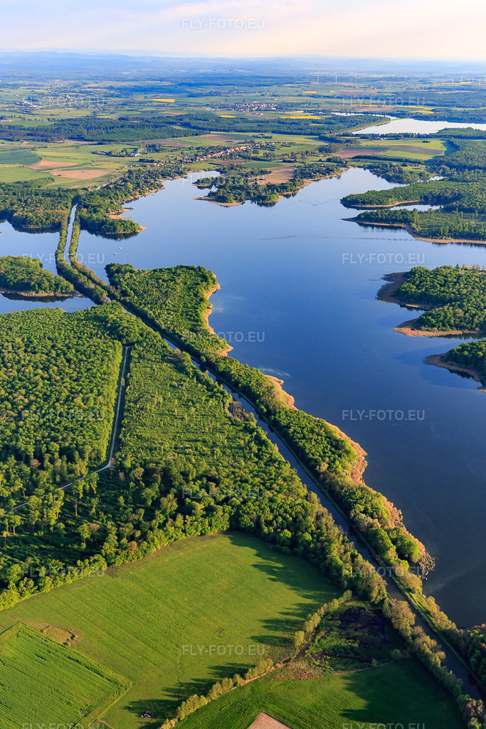 Vue aérienne: Le canal des houllères de la Sarre traverse le Stockweiher à Langatte dans le département Moselle, France. Photo: IMG_146149.jpg prise le 01/05/2025 par Werner Riehm/FLY-FOTO.eu – Résolution de l'original: 3318 x 4977 px