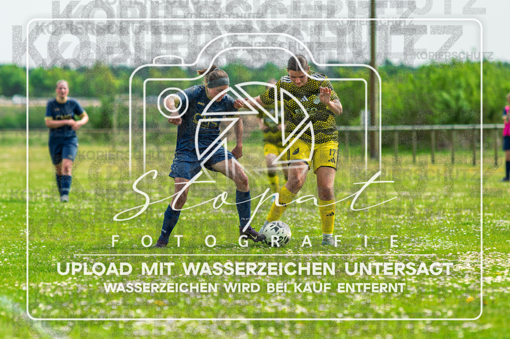Kreisliga Damen HK - SVN Buchholz vs. SG Fulde | SVN Buchholz, Klara Joany Karnatz (#17 SG Fulde); Kreisliga Damen HK - SVN Buchholz vs. SG Fulde am 03.05.2026 in Sportplatz Buchholz, Buchholz (Aller) - Realisiert mit Pictrs.com