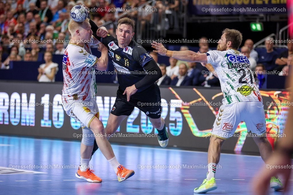 KoeEHF15062502080 | 15.06.2025, Handball, Finale TruckScout24 EHF FINAL4, LANXESS arena Köln, Füchse Berlin - SC Magdeburg: Lasse Bredekjaer Andersson (Fuechse Berlin #11) gegen Magnus Saugstrup Jensen (Magdeburg #23) Albin Lagergren (Magdeburg #21) 
