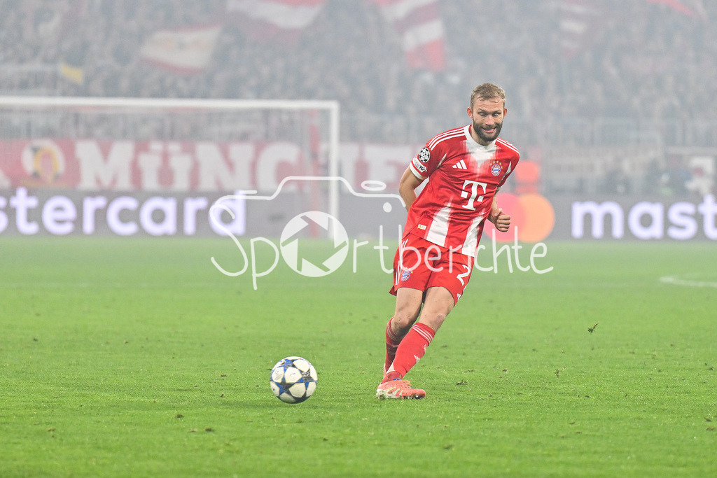 FC Bayern München - Sporting Lissabon | MUNICH, GERMANY - 09. DECEMBER: am Ball Konrad LAIMER (FC Bayern Munich 27) / Einzelfoto / Freisteller während dem Match zwischen dem FC Bayern München und Sporting Lissabon am 6. Spieltag der UEFA Champions League Ligaphase in der Allianz Arena