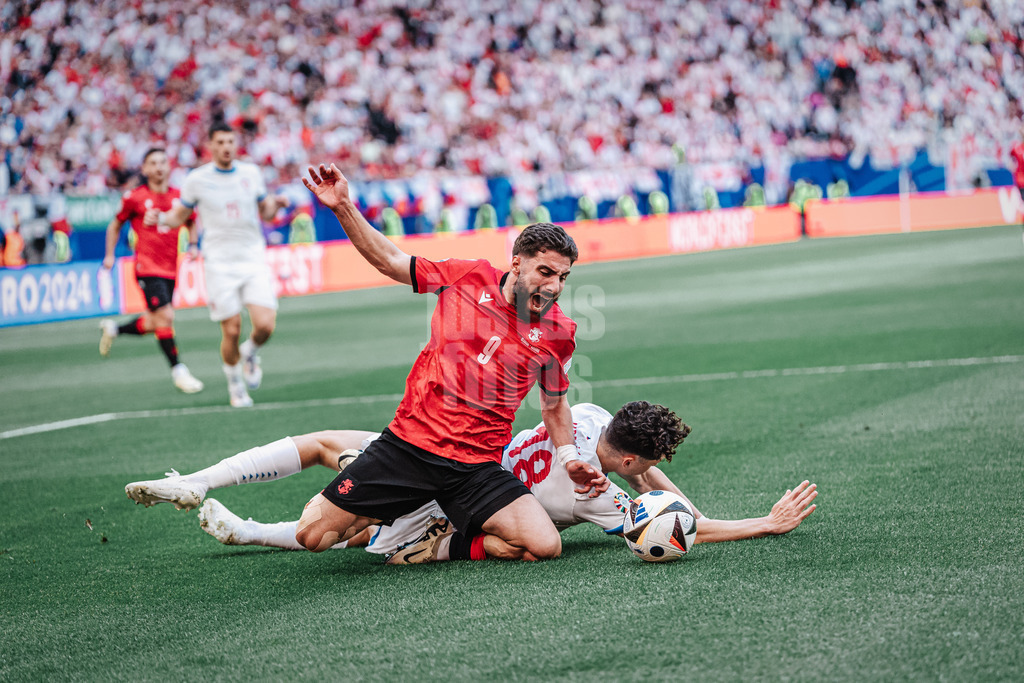 Fußball | Herren | UEFA-Fußball-Europameisterschaft 2024 | Gruppe B | Kroatien vs. Albanien | 19.06.2024 | Zuriko Davitashvili (#9, Georgien) geht gegen Ladislav Krejci (#18, Tschechien) zu Boden