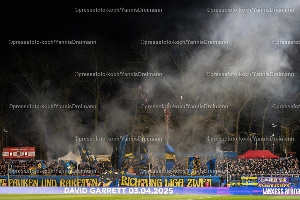 xYDR2802250101022 | 28.02.2025, xydrx, Fußball, Viktoria Köln - 1.FC Saarbrücken, 3.Liga, Sportpark Höhenberg, Saison 2024 2025: Saarbrücken Fans zünden im Gästeblock Bengalisches Feuer und Feuerwerkskörper - Schriftzug Banner  mit Pauken und Raketen in Liga zwei   auf DFB regulations prohibit any use of photographs as image sequences and or quasi-video.