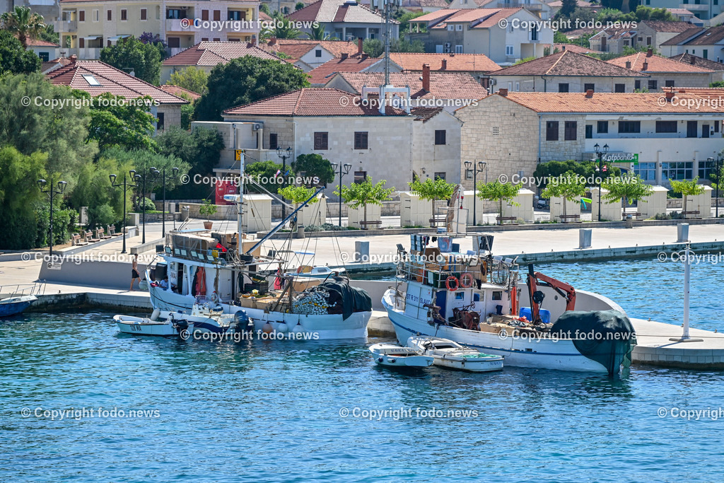 Kroatien_ Brac_ Insel in Dalmatien_ Supetar_ 21.07.2025-16 | 21.07.2025, Kroatien, HRV, Brac, Insel in Dalmatien, Supetar im Bild Themenbild, Supetar, Stadt in der Gespanschaft Split-Dalmatien auf der Insel Brac, Hafen, Hafeneinfahrt, Boote, Fischerboote, Feature, Symbolbild