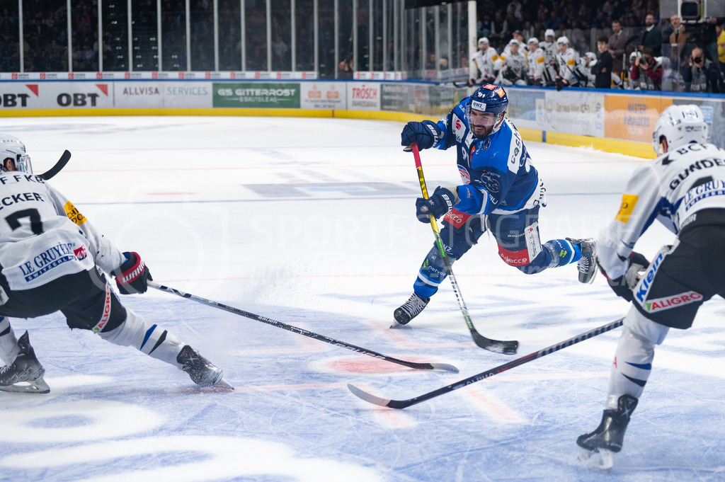 Swiss National League: Semifinals Game 4: ZSC Lions - Fribourg-Gotteron | 14.04.2022, Zürich, Hallenstadion, Swiss National League: Semifinals Game 4: ZSC Lions - Fribourg-Gotteron, #91 Denis Hollenstein (ZSC) beim Schuss auf das Tor. - Realisiert mit Pictrs.com