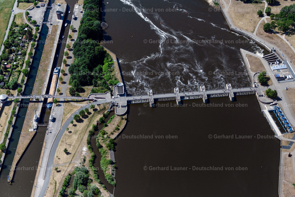 4029499 | BREMEN 01.06.2020 Staustufe - Sperrwerk am Ufer des Flußverlauf der Weser in Bremen. // Weir on the banks of the flux flow Weser in Bremen in Germany. Foto: Gerhard Launer