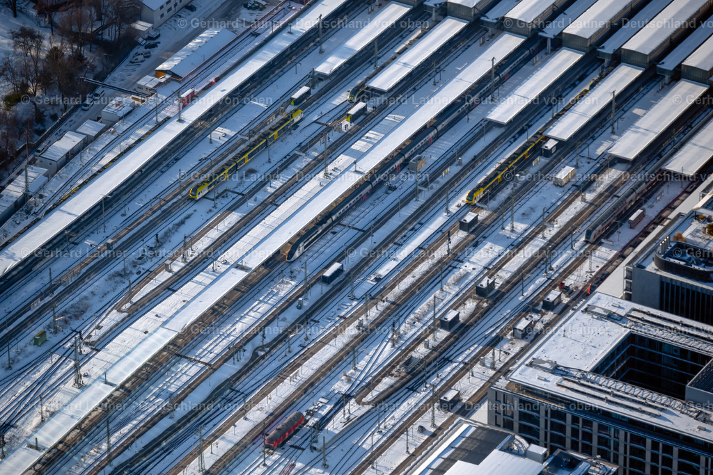 4043065 | STUTTGART 13.02.2021 Gleisverlauf und Bahnsteige des Hauptbahnhofes der Deutschen Bahn im Ortsteil Stadtzentrum in Stuttgart im Bundesland Baden-Württemberg, Deutschland. Weiterführende Informationen bei: Deutsche Bahn AG. // Track progress and building of the main station of the railway in the district Stadtzentrum in Stuttgart in the state Baden-Wuerttemberg, Germany. Further information at: Deutsche Bahn AG. Foto: Gerhard Launer