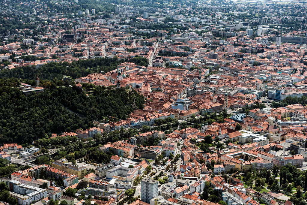 dr__0012005.jpg | GRAZ 20.07.2018 Stadtansicht des Innenstadtbereiches mit Schloßberg in Graz in Steiermark, Österreich. // Down town area with Schlossberg in Graz in Steiermark, Austria. Foto: Daniel Reiter