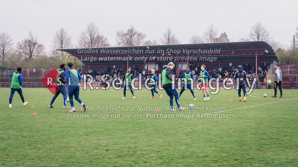 RS-1-035003 | HSV-Spieler wärmen sich auf dem Fußballfeld auf und passen sich im Wechsel Bälle zu. Im Hintergrund ist die überdachte Haupttribüne.