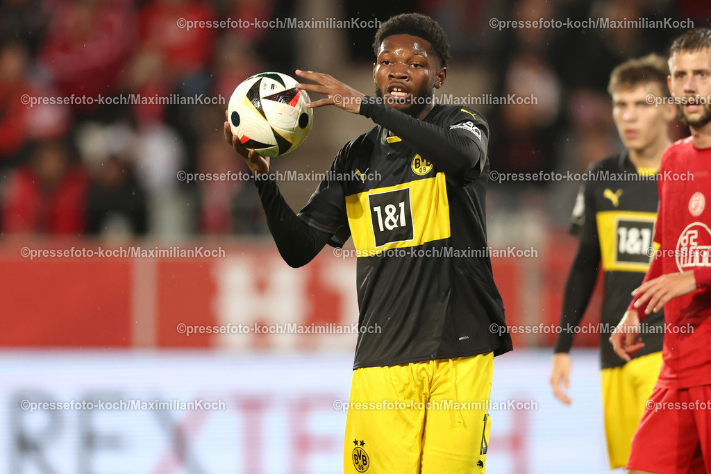RWE3Liga25092402081 | 25.09.2024, Essen, Fußball,  Rot-Weiss Essen – Borussia Dortmund II (U23), bwin 3. Liga Herren, Stadion an der Hafenstraße, 7. Spieltag Saison 2024 2025: Rodney Elongo-Yombo (BVB II #10) wirft den Ball DFB regulations prohibit any use of photographs as image sequences and or quasi-video.