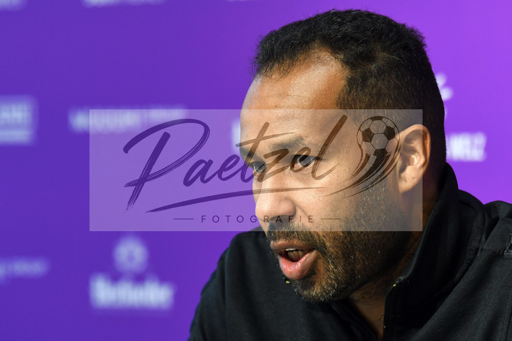 20200206_PKOSNA_0020 | Fußball, Herren: Trainer Daniel Thioune (VfL Osnabrueck) schaut waehrend der Pressekonferenz des VfL Osnabrueck im Stadion an der Bremer Bruecke am 06.02.2020 in Osnabrueck, Deutschland. - Realisiert mit Pictrs.com