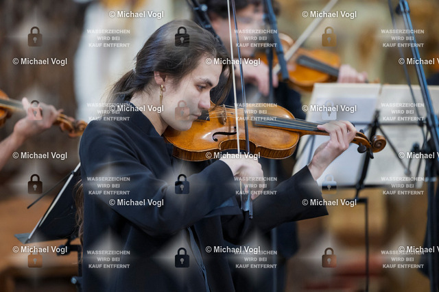 TAM25_K.10__Michael-Vogl_011_7344 | Tage Alter Musik Regensburg K.10 Basilika Unserer Lieben Frau zur Alten Kapelle The Beggar’s Ensemble (Frankreich) Elite de bons mots Meister des französischen Barocks Rameau – Royer – Boismortier – Leclair Augustin Lusson Solovioline, Leitung Foto: Michael Vogl